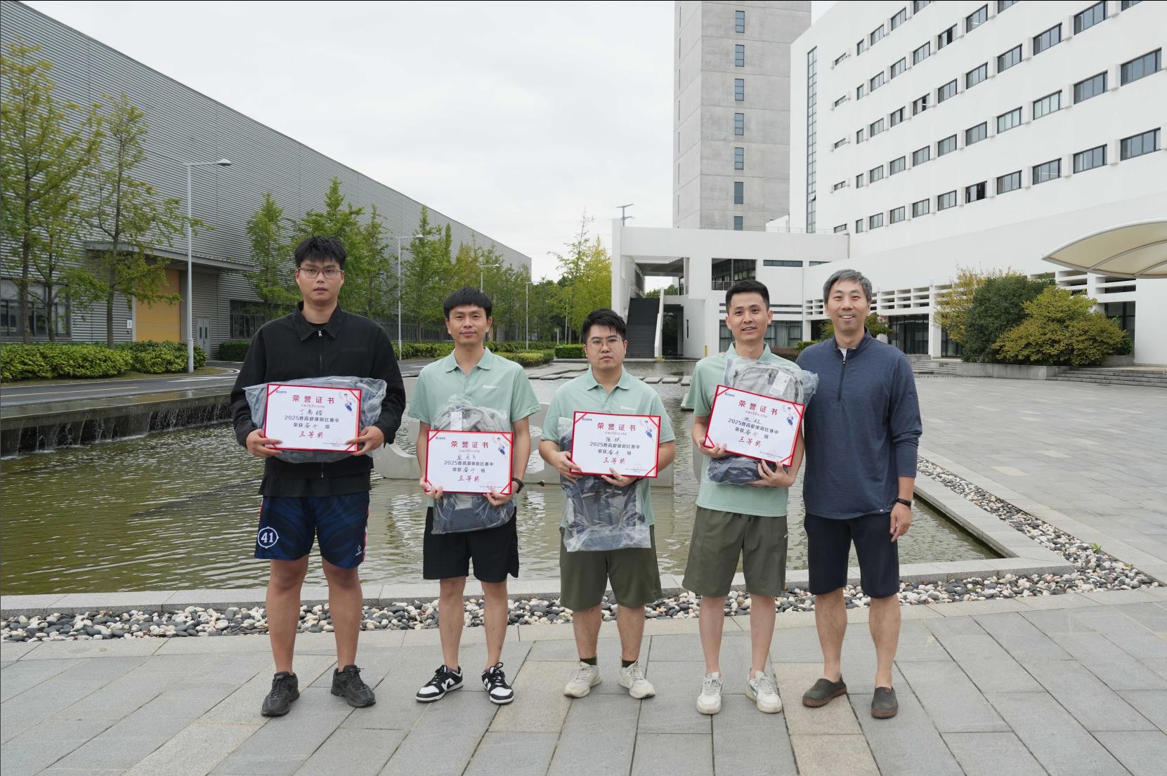 塔下再聚首 攀登势正雄——巨龙电梯试验塔第六届登高跑开赛 塔下再聚首 攀登势正雄——巨龙电梯试验塔第六届登高跑开赛