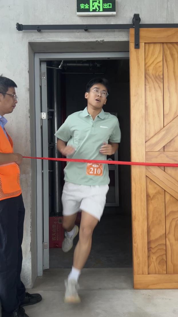 塔下再聚首 攀登势正雄——巨龙电梯试验塔第六届登高跑开赛 塔下再聚首 攀登势正雄——巨龙电梯试验塔第六届登高跑开赛