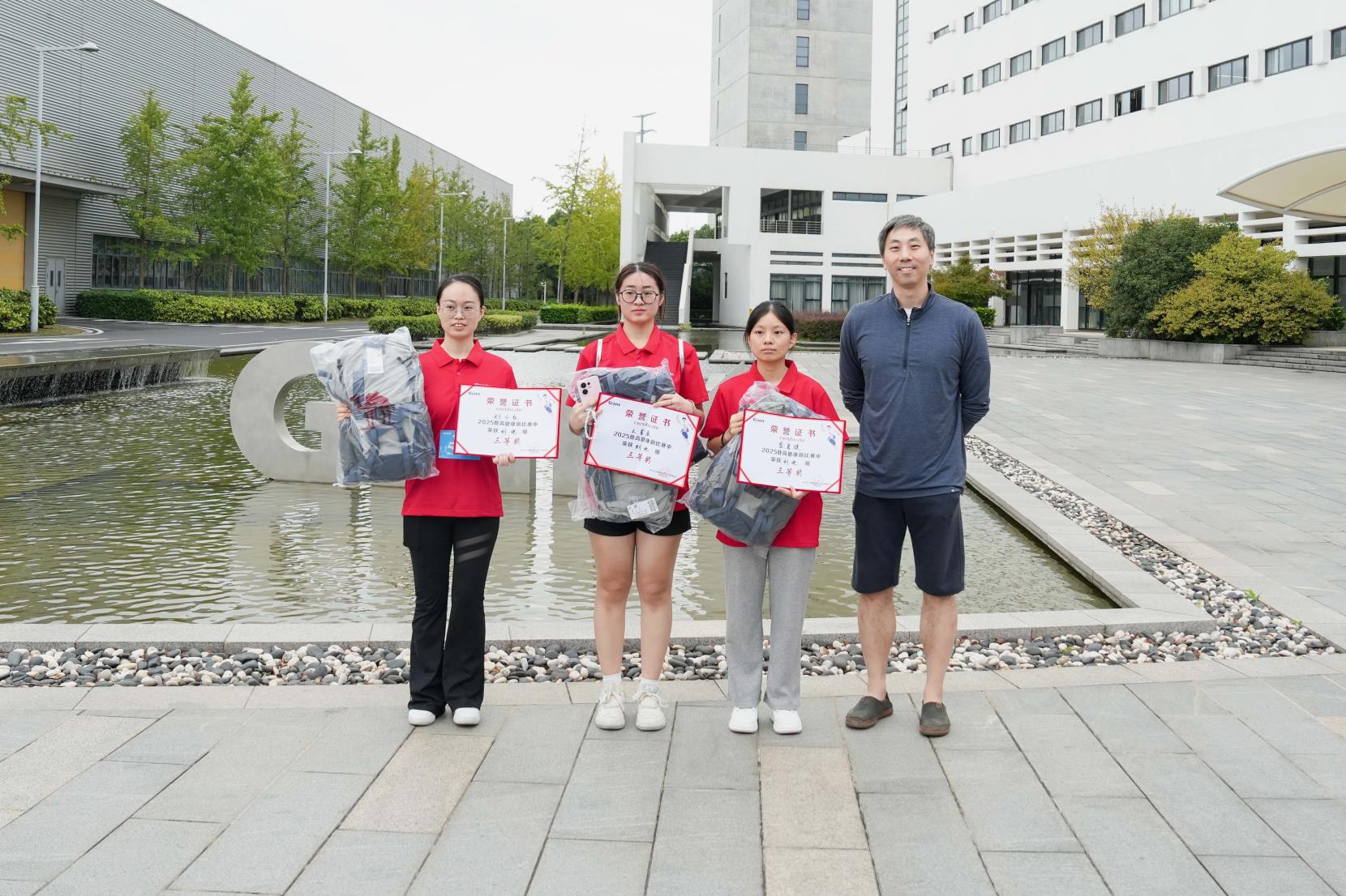 塔下再聚首 攀登势正雄——巨龙电梯试验塔第六届登高跑开赛 塔下再聚首 攀登势正雄——巨龙电梯试验塔第六届登高跑开赛