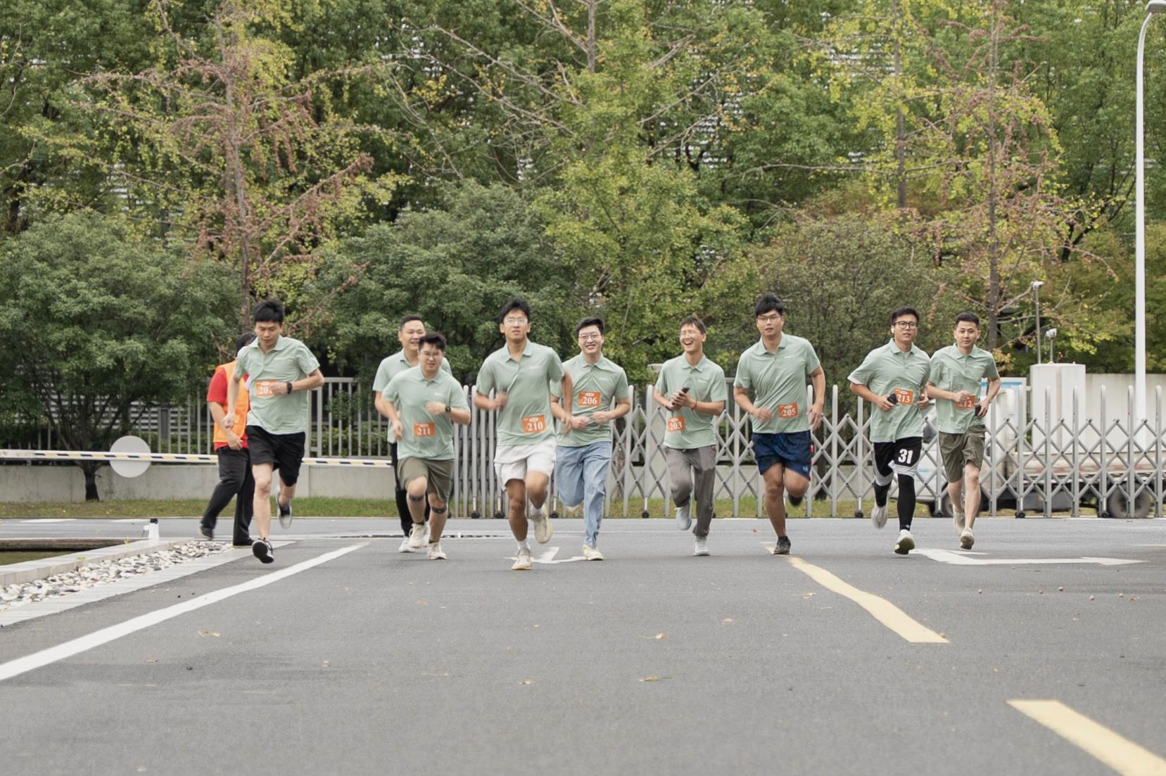 塔下再聚首 攀登势正雄——巨龙电梯试验塔第六届登高跑开赛 塔下再聚首 攀登势正雄——巨龙电梯试验塔第六届登高跑开赛