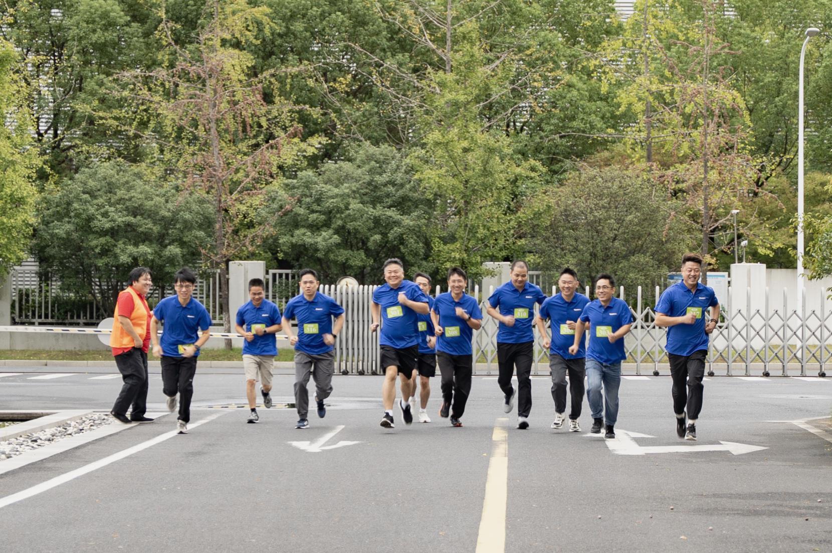 塔下再聚首 攀登势正雄——巨龙电梯试验塔第六届登高跑开赛 塔下再聚首 攀登势正雄——巨龙电梯试验塔第六届登高跑开赛